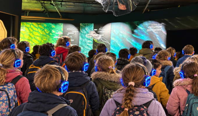Kinder mit Audioguides im Museum