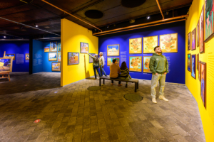 Besucher betrachten unter anderem Van Goghs Sonnenblumen in der Ausstellung zur Show
