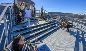 Leute genießen ein Getränk auf dem Skywalk auf dem Dach des Gaskessels Wuppertal
